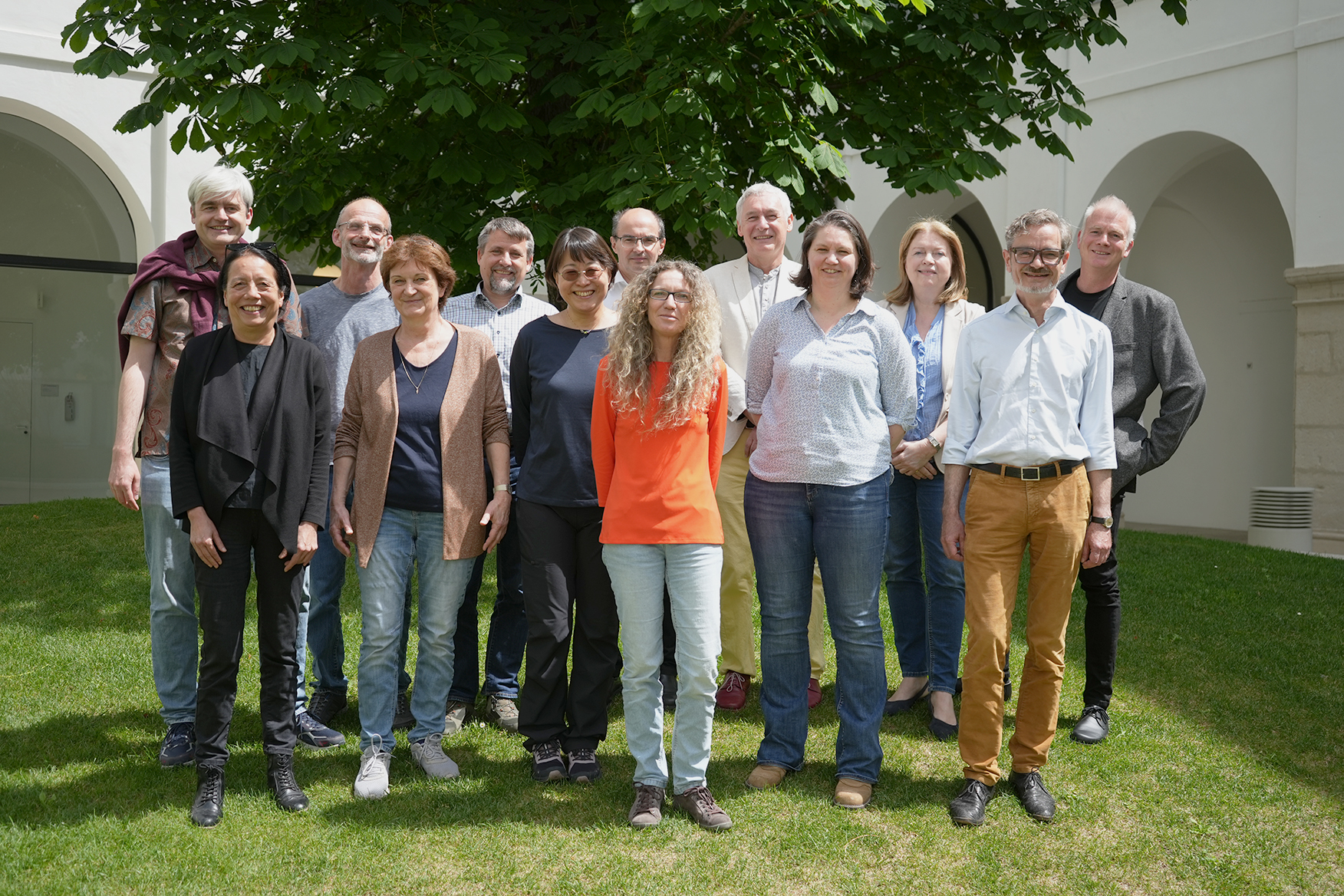 Gruppenfoto der Betriebsrät:innen auf dem Innenhof des Campus Akademie vor einem Baum.