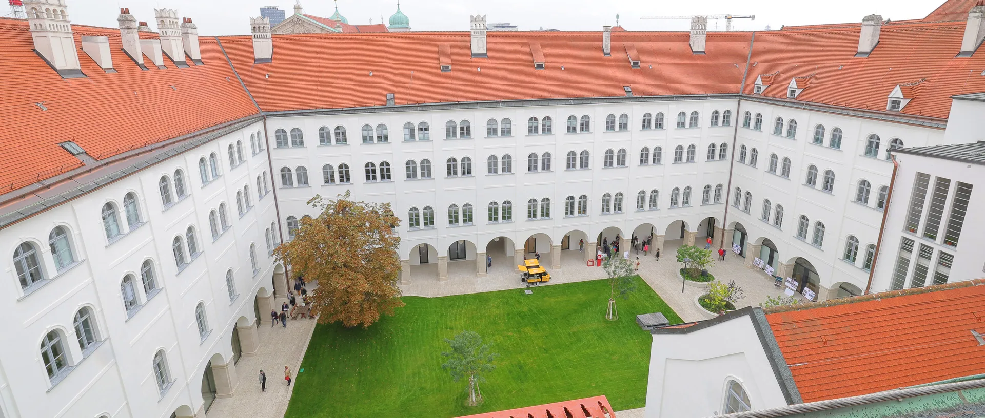 Ansicht des begrünten Hofes im Campus Akademie aus der Vogelperspektive