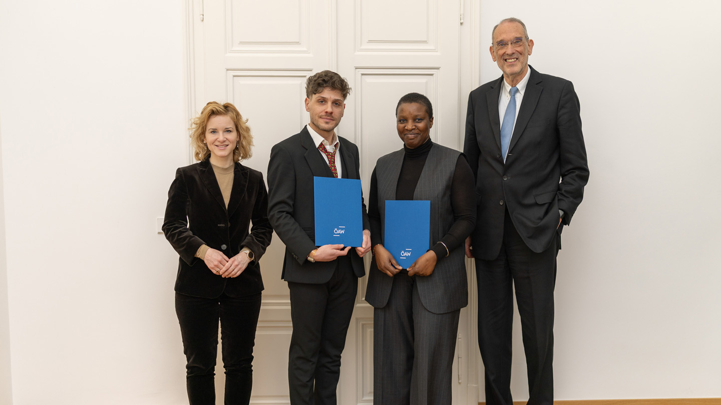 Gruppenfoto mit Bundesministerin, zwei ÖAW-Stipendiat:innen und ÖAW-Präsident