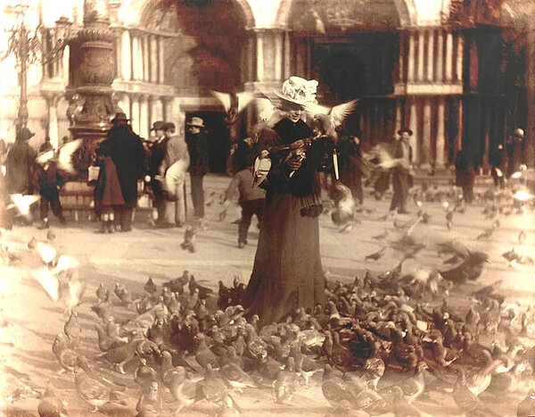 Leona Kretschmer auf dem Markusplatz in Venedig bei der Rückreise von Lesbos nach Wien, 3. Dezember 1901.