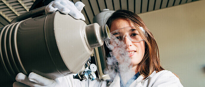 Wissenschaftler:in am Institut für Materialforschung der Österreichischen Akademie der Wissenschaften in Leoben