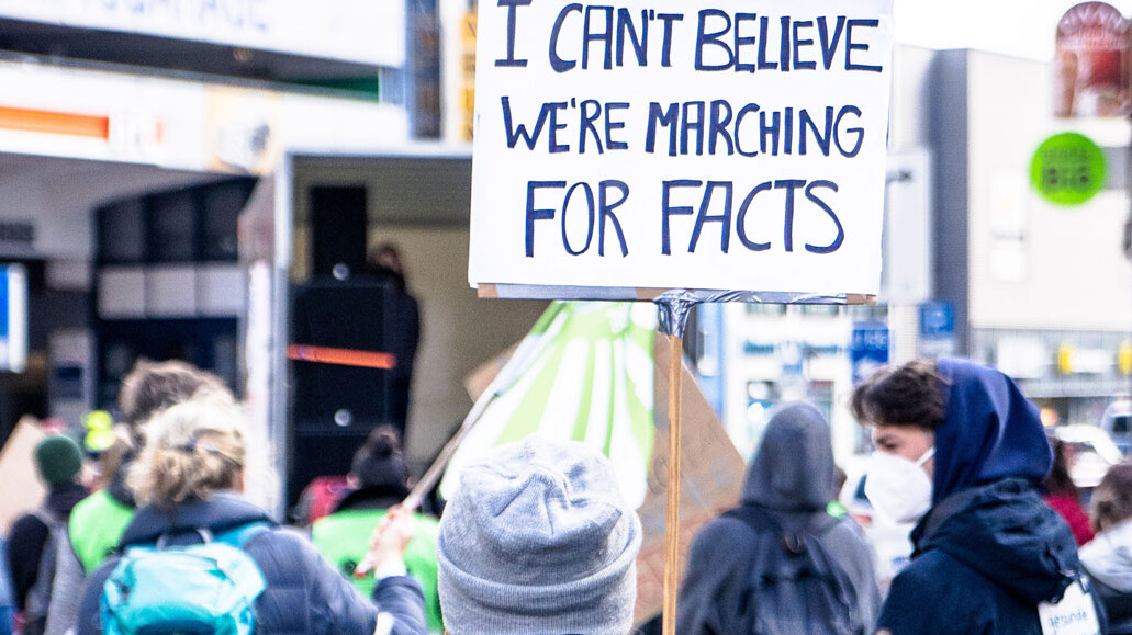 Menschen bei einer Demonstration gegen Wissenschaftsskepsis