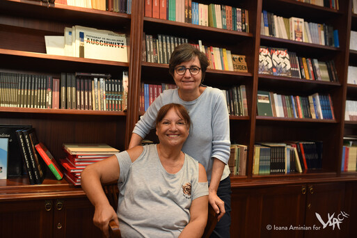 Sara Cohen Yanarocak and Gila Erbes standing at the Salom headquarters (Istanbul, 2017)